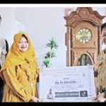 Sekretaris Daerah Kabupaten Bangka Barat, M. Soleh menyerahkan bantuan alat produksi kepada UMKM Dusun Tanjungpunai. (ANTARA/HO-Diskominfo Bangka Barat)-1671695829