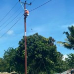 Seorang petugas PLN bekerja membangun jaringan listrik pedesaan di NTT. (ANTARA/HO-Humas PLN UIW NTT)-1672301849