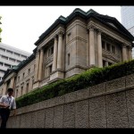 Seorang pria berjalan melewati kantor pusat bank sentral Jepang (BoJ) di Tokyo, Jepang, Jumat (17/6/2022). ANTARA/REUTERS/Kim Kyung-Hoon/am.-1671526221