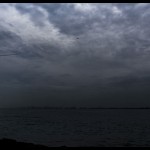 Seorang warga memancing ikan di atas tanggul laut Pelabuhan Muara Baru, Jakarta, Rabu (28/12/2022). ANTARA FOTO/Sulthony Hasanuddin-1672364853