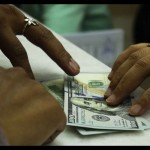 Teller melayani jual beli mata uang Dolar AS di sebuah tempat penukaran uang, Jakarta, Rabu (6/7/2022). ANTARA FOTO/Subur Atmamihardja/wsj.-1670475727