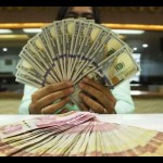 Teller memegang mata uang Dolar AS dan Rupiah di sebuah tempat penukaran uang, Jakarta, Rabu (6/7/2022). (ANTARA FOTO/Subur Atmamihardja/wsj/foc.)-1671504359