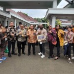 Tim Pertamina RU VII Kasim Sorong usai menerima piala emas Proper Emas 2022 di Jakarta (Antara/ HO- Pertamina RU VII Kasim)-1672374620