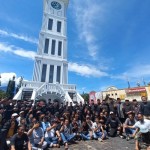 Tokoh Adat Kota Bukittinggi bersama Parik Paga foto bersama di Jam Gadang (Antara/Alfatah)-1671700697