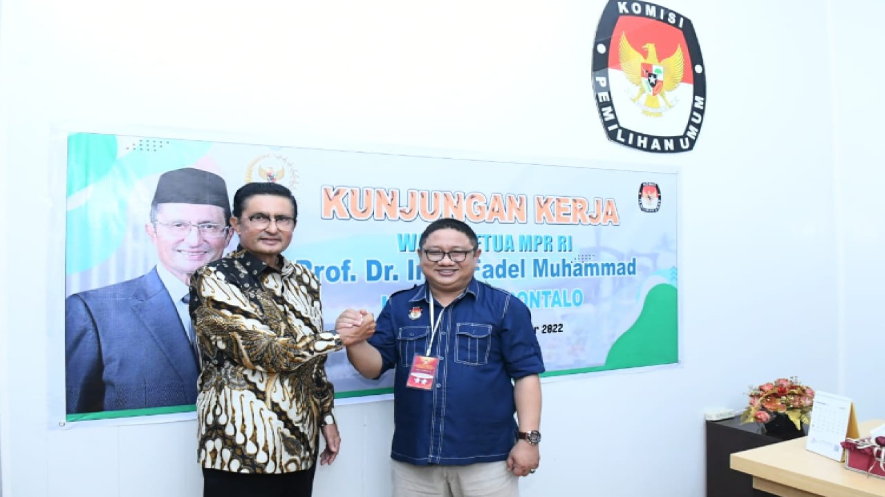 Wakil Ketua MPR RI Fadel Muhammad (kiri) bersama Ketua KPU Provinsi Gorontalo Fadliyanto Koem/Dok MPR