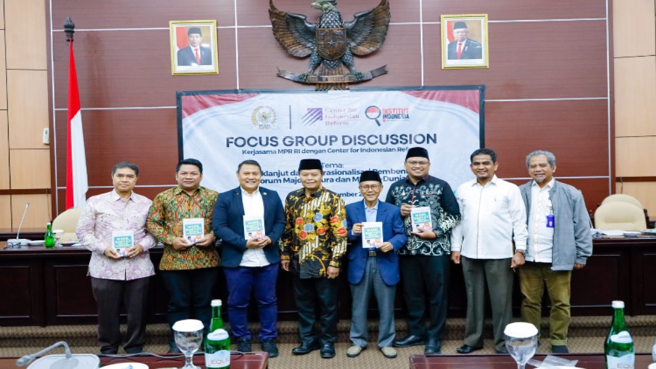 Wakil Ketua MPR RI Hidayat Nur Wahid bersama para peserta FGD, kerjasama MPR RI dengan Center for Indonesian Reform/Dok MPR