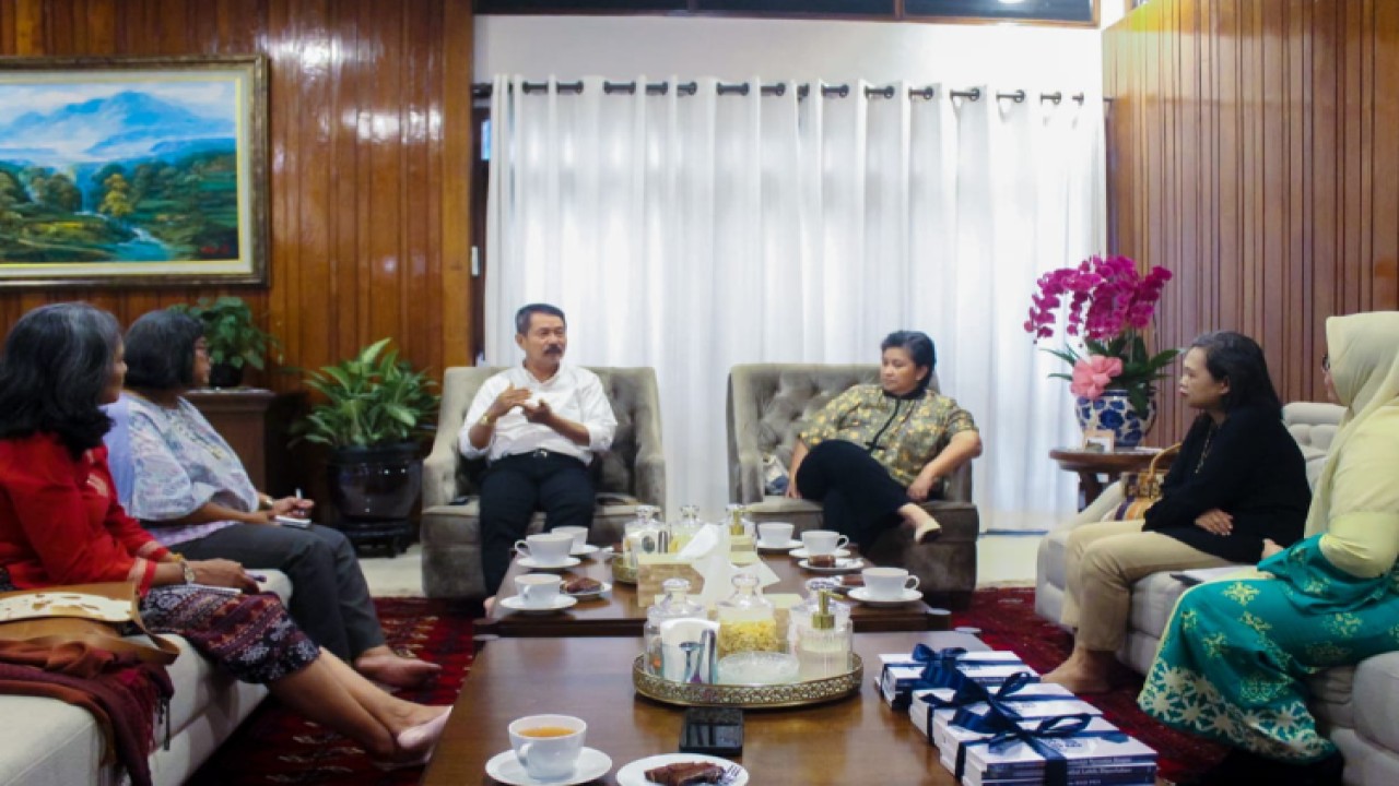 Wakil Ketua MPR RI, Lestari Moerdijat bersama pengurus Persekutuan Perempuan Adat Nusantara AMAN/Dok MPR