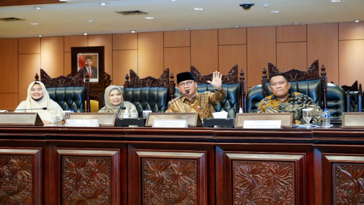 Wakil Ketua MPR Yandri Susanto (kedua kanan) bersama pengasuh dan pengurus Yayasan Bai Mahdi Sholeh Ma’mun, Serang, Banten/Dok MPR