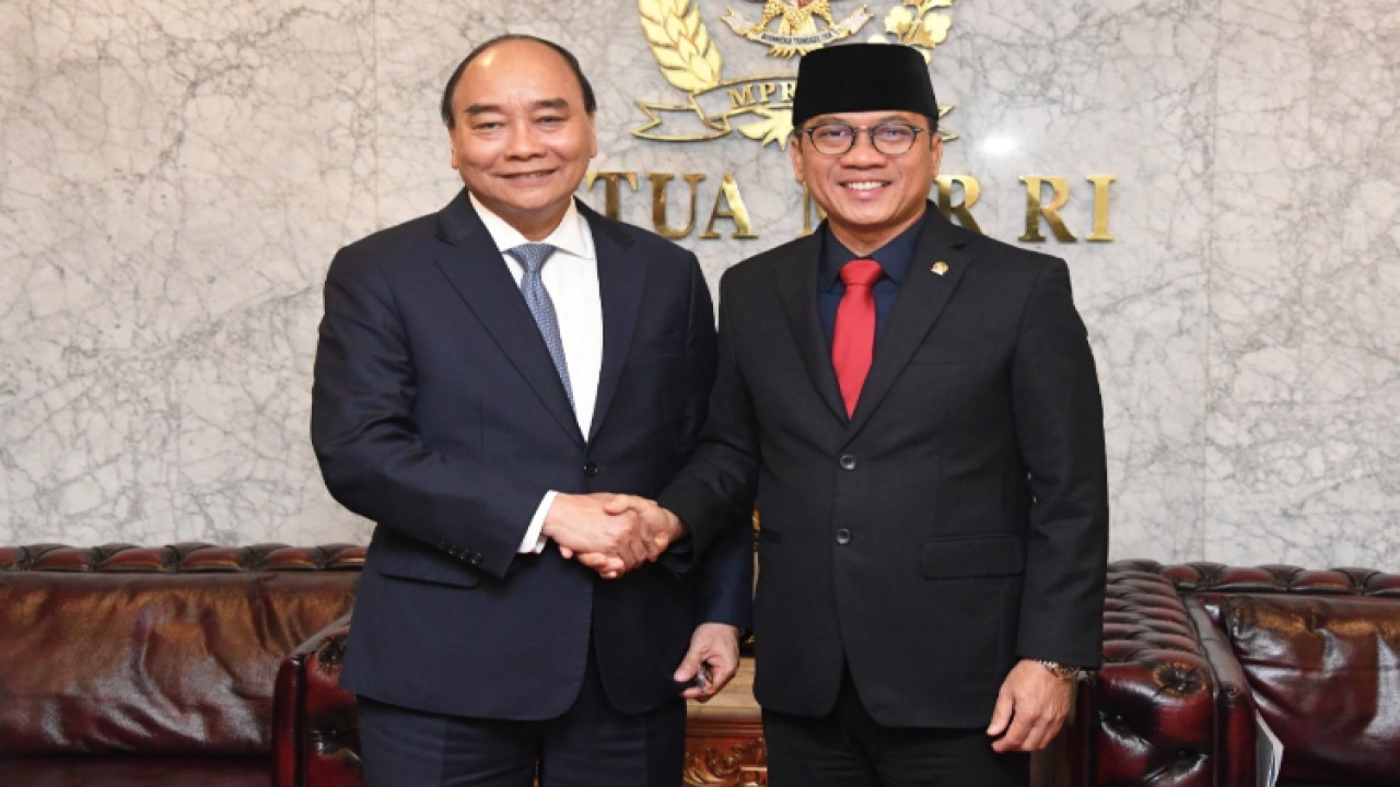 Wakil Ketua MPR Yandri Susanto (kanan) bersama  Presiden Vietnam Nguyen Xuan Phuc/Dok MPR