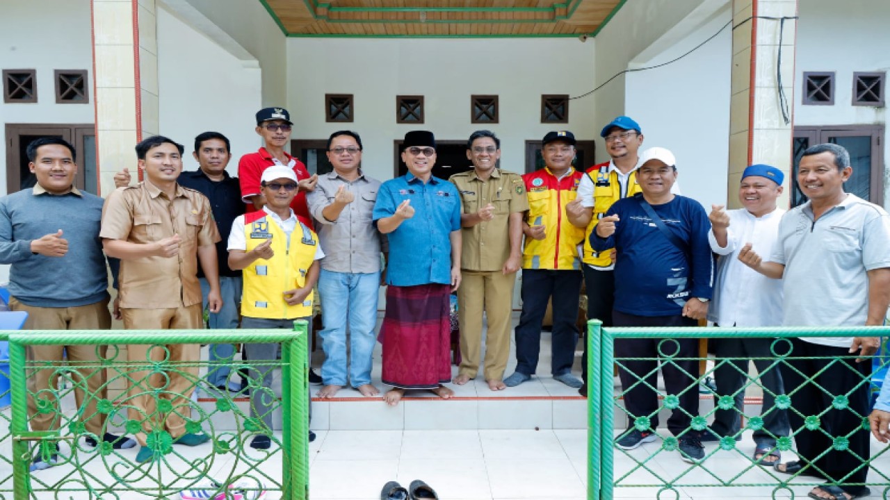 Wakil Ketua MPR Yandri Susanto bersama Ditjen Bina Marga, BPJN Bengkulu, Dinas PUPR Kabupaten Bengkulu, serta Camat Kedurang, dan Kepala Desa Palak Siring melakukan survei atau meninjau lokasi rencana pembangunan jalan/Dok MPR