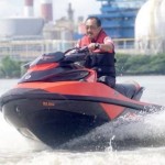 Wakil Wali Kota Surabaya Armuji saat mencoba jetski di Romokalisari Adventure Land, Kota Surabaya.   (ANTARA/HO-Diskominfo Surabaya)-1672112270