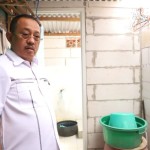 Wakil Wali Kota Surabaya Armuji saat meninjau pengerjaan jamban di Kelurahan Dukuh Menanggal, Kecamatan Gayungan, Kota Surabaya. (ANTARA/HO-Pemkot Surabaya)-1672022874
