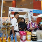 Wali Kota Pontianak Edi Rusdi Kamtono melihat produk-produk UMKM pada Expo IWAPI 2022 di PCC. (Foto ANTARA/HO-Jimi)-1669955510