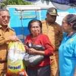 Wali Kota Sorong George Yarangga saat memberikan sembako warga pada kegiatan parar murah di kota Sorong (Antara/ Ernes Broning Kakisina)-1671608470