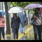 Warga menggunakan payung saat hujan di kawasan Semanggi, Jakarta, Rabu (13/11/2019). ANTARA FOTO/Nova Wahyudi/aww/pri-1669947270