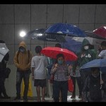 Warga menggunakan payung saat hujan mengguyur Stasiun MRT Dukuh Atas BNI, Jakarta. ANTARA FOTO/Aditya Pradana Putra/aww/aa.-1671761158