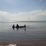 Wisawatan asal Tanjungpinang bermain di tepi Pantai Trikora 2 Kabupaten Bintan, Kepulauan Riau (Nikolas Panama)-1672127566