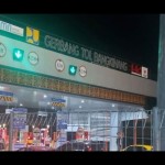 Antrean kendaraan di gerbang Tol Bangkinang Pekanbaru pada Ahad (1/1/2023). (ANTARA/HO-HK)-1672634422