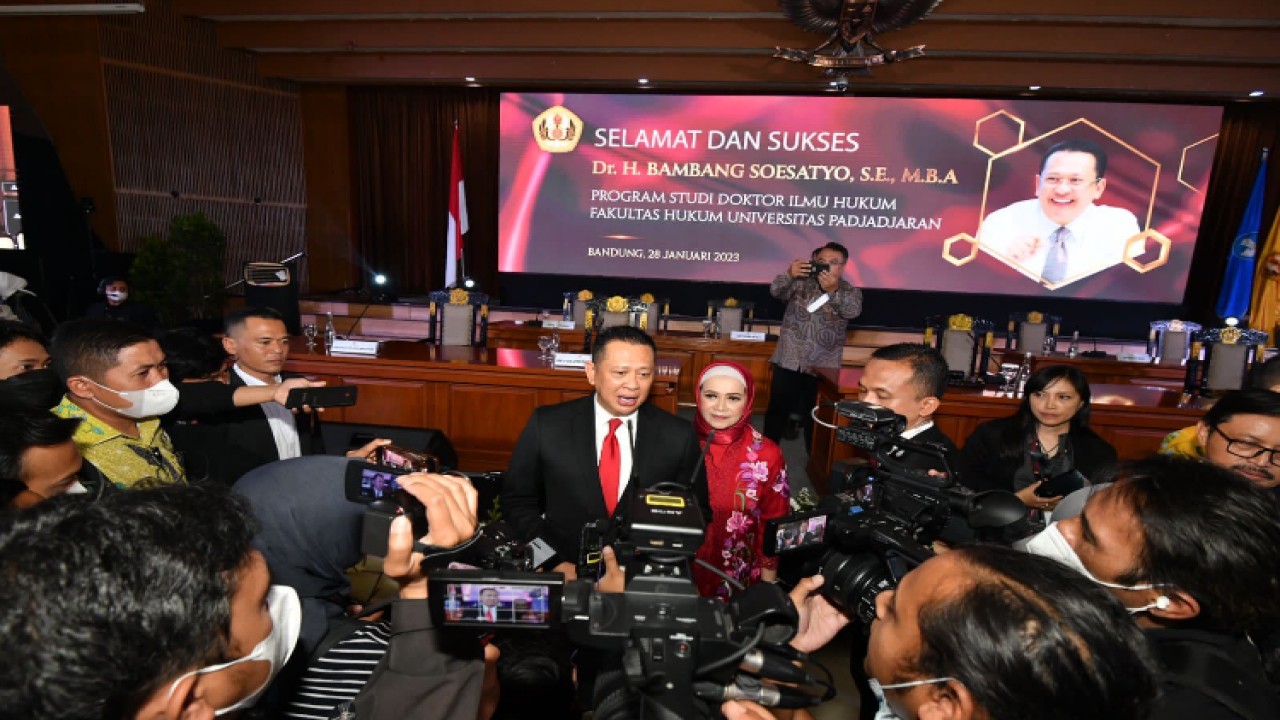 Ketua MPR RI Bambang Soesatyo memberikan keterangan pers usai berhasil gelar Doktor bidang Ilmu Hukum dari Fakultas Hukum Universitas Padjajaran, Bandung/Dok MPR