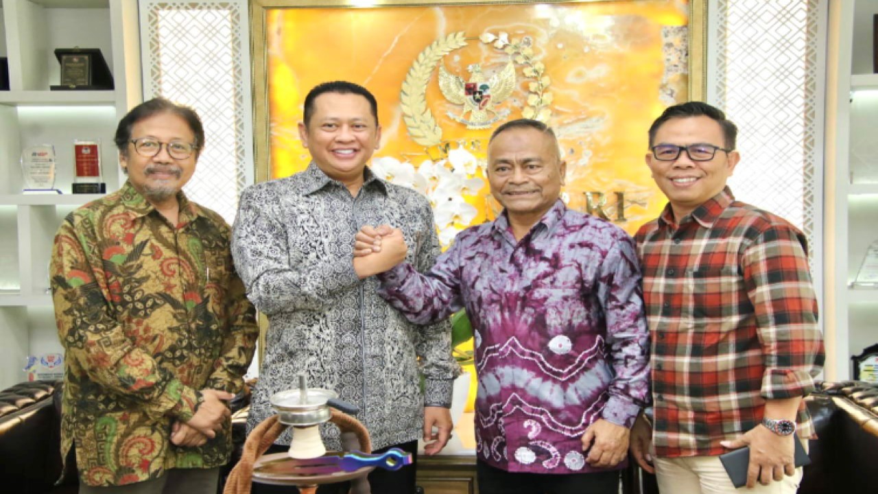 Ketua MPR RI Bambang Soesatyo (kedua kiri) bersama Ketua Umum PWI, Atal S. Depari (kedua kanan), Wakil Bendahara Umum Dar Edy Yoga, dan Wakil Sekjen Suprapto/Dok MPR