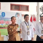 Bupati Bangka Mulkan menerima NPWP dari KPP Pramata Bangka (ANTARA/Kasmono)-1673859107