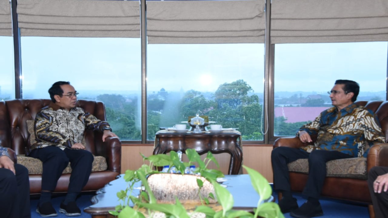 Wakil Ketua MPR RI Fadel Muhammad (kanan) bersilaturahmi dan diskusi dengan Rektor Universitas Hasanuddin (Unhas) Jamaluddin Jompa/Dok MPR