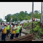 Gubernur Bengkulu Rohidin Mersyah saat memantau pengerjaan jalan trans Enggano. ANTARA/Anggi Mayasari-1672910644