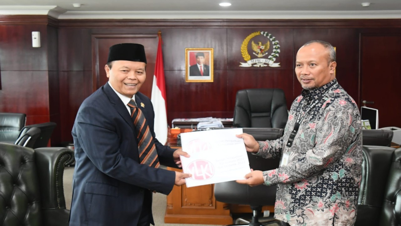 Wakil Ketua MPR Hidayat Nur Wahid MA (kiri) bersama Ketua Yayasan Lembaga Konsumen Indonesia (YLKI) Tulus Abadi/Dok MPR
