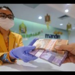 Ilustrasi - Petugas teller melayani nasabah yang melakukan penukaran uang di sebuah Bank. (ANTARA FOTO/Raisan Al Farisi/hp.)-1673246644