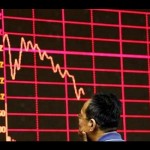Ilustrasi - Seorang warga mengamati grafik pada layar informasi perdagangan saham di Shanghai Stock Exchange. ANTARA/REUTERS/Jason Lee/aa.-1672905688