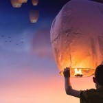 Ilustrasi seseorang menerbangkan balon lentera di Tahun Baru (Pixabay)-1672631708