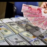 Ilustrasi - Uang pecahan seratus ribu rupiah di atas uang dolar AS, Cash Center Bank Mandiri, Jakarta. ANTARA FOTO/Yudhi Mahatma/ed/pd/aa.-1673491846