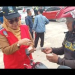 Kepala Badan Pendapatan Daerah Kepri Reni Yusneli saat memeriksa kelengkapan surat kendaraan.ANTARA/Nikolas Panama-1672909354
