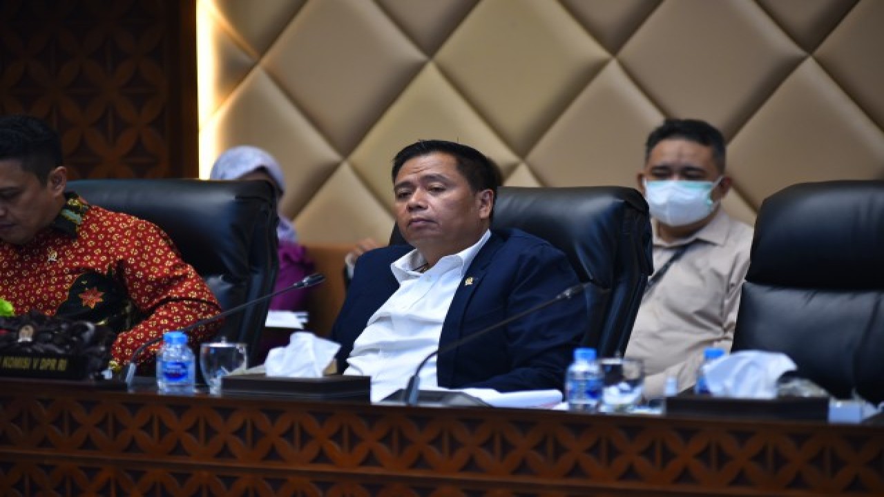 Ketua Komisi V DPR RI Lasarus saat memimpin Rapat Kerja Komisi V dengan Kementerian PUPR. Foto: Kresno/nr