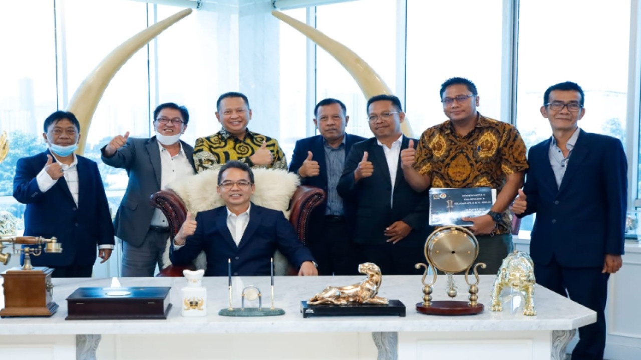 Ketua MPR RI sekaligus Ketua Dewan Pembina Pengurus Besar Persatuan Catur Seluruh Indonesia (PB Percasi) Bambang Soesatyo bersama pengurus PB Percasi/Dok MPR