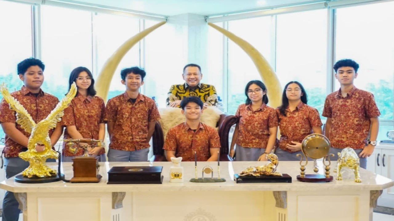 Ketua MPR RI Bambang Soesatyo bersama para siswa SMA Labschool Jakarta/Dok MPR