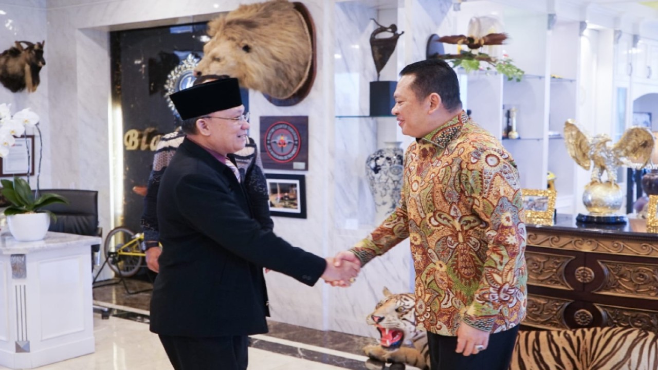 Ketua MPR RI Bambang Soesatyo (kanan) bersama Ketua Umum DPN PPWI Wilson Lalengke/Dok MPR