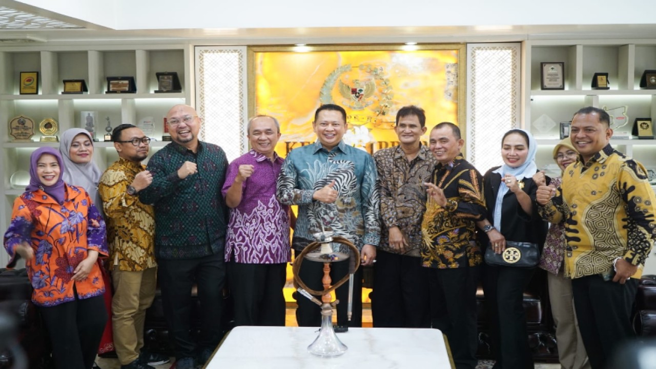 Ketua MPR RI Bambang Soesatyo bersama panitia Reuni Akbar Lintas Angkatan Alumni SMP Negeri 49 Jakarta/Dok MPR