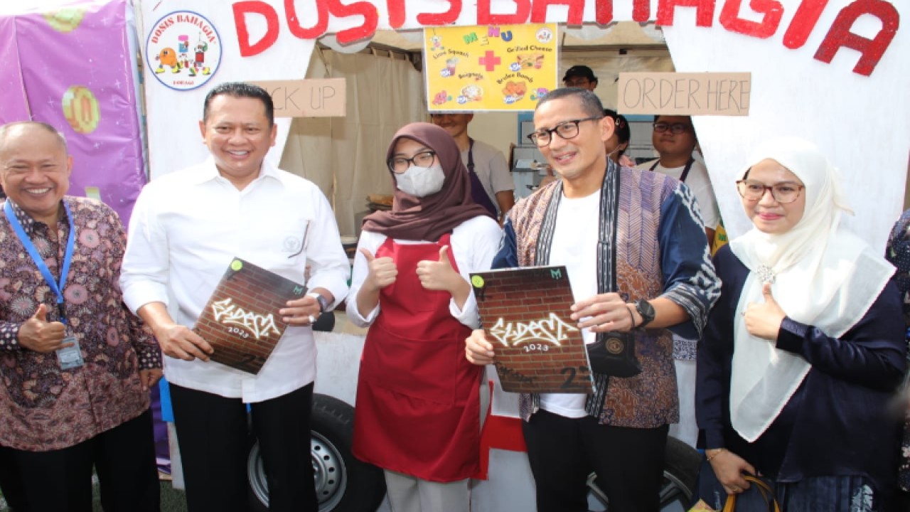 Ketua MPR RI Bambang Soesatyo bersama Menteri Pariwisata & Ekonomi Kreatif Sandiaga Uno menghadiri kegiatan Market Day SMA Labshool Rawamangun/Dok MPR