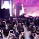 Para penonton konser menggunakan ponsel mereka merekam penampilan Eminem di Coachella 2018, (15/4/2018). (REUTERS/MARIO ANZUONI)-1674014119