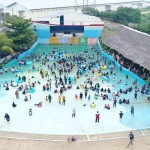 Pengunjung memanfaatkan permainan air di kawasan wisata Cikao Park Purwakarta. (ANTARA/HO-Cikao Park)-1672626911