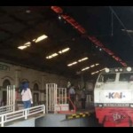 Penumpang saat akan menaiki kereta api di Stasiun Cirebon, Jawa Barat, Rabu (21/12/2022). ANTARA/Khaerul Izan-1672629733