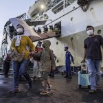Penumpang turun dari kapal Pelni musim libur Natal dan Tahun Baru 2022/2023. (ANTARA/HO PT Pelni (Persero))-1672814558