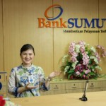 Petugas Bank Sumut tengah melayani nasabah. (ANTARA/HO-Bank Sumut)-1672991157