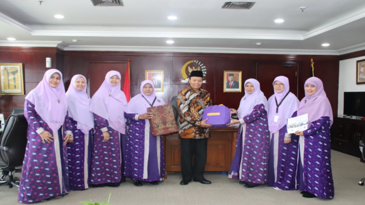 Wakil Ketua MPR Hidayat Nur Wahid bersama perwakilan PP Persaudaraan Muslimah (Salimah)/Dok MPR