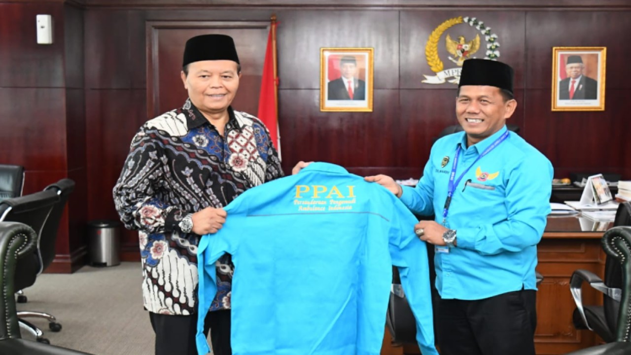 Wakil Ketua MPR Hidayat Nur Wahid bersama Ketua Umum Pengurus Pusat Persaudaraan Pengemudi Ambulance Indonesia (PPAI) Zulhardi/Dok MPR