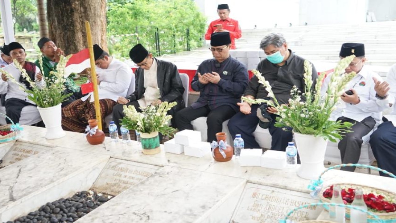 Wakil Ketua MPR RI Ahmad Basarah dan jajaran DPP PDIP juga melakukan ziarah dan dia bersama di Makam Fatmawati dan kedua orangtuanya di TPU Karet Bivak, Jakarta/Dok MPR.