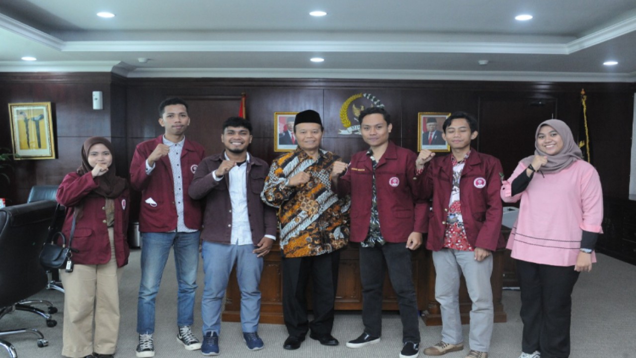 Wakil Ketua MPR RI Hidayat Nur Wahid (tengah) bersama pimpinan mahasiswa yang tergabung dalam Badan Eksekutif Mahasiswa (BEM) ITB Ahmad Dahlan/Dok MPR