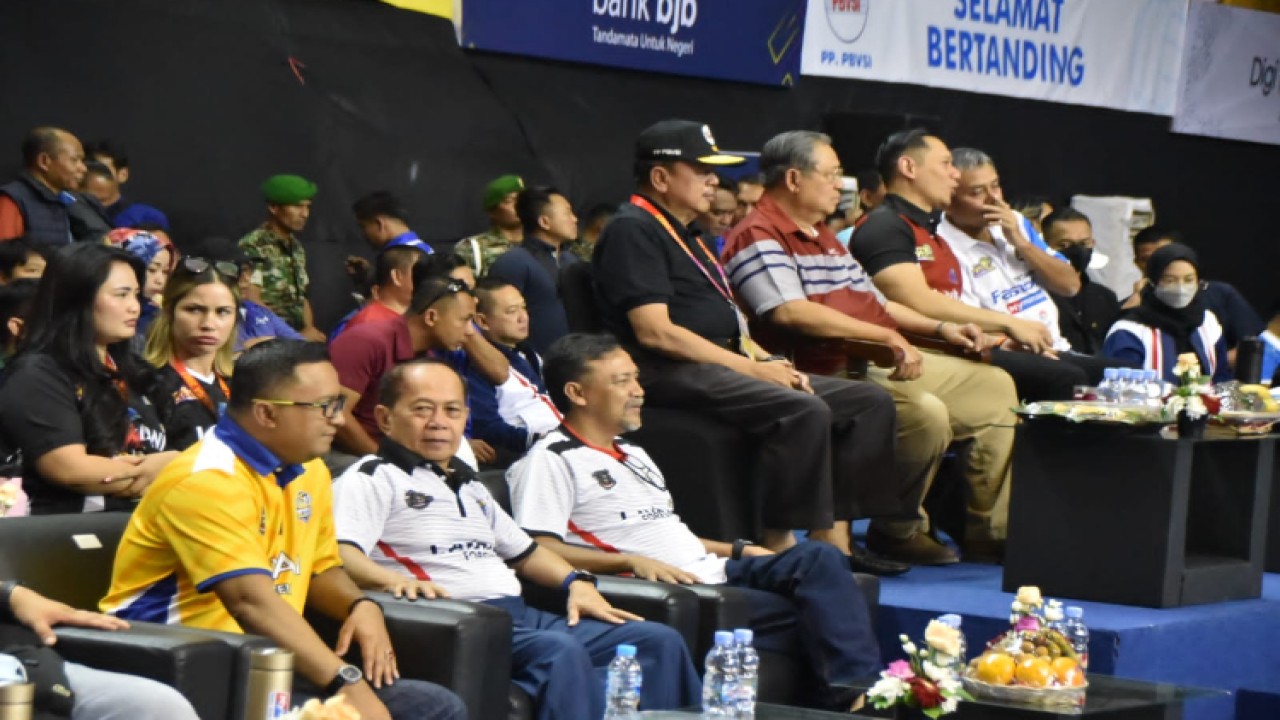Wakil Ketua MPR Syarief Hasan nobar pertandingan Proliga Bola Voli 2023 antara  Jakarta LavAni Allo Bank vs Jakarta Pertamina Pertamax bersama Presiden RI Ke-6 Susilo Bambang Yudhoyono (SBY) di Volley Indoor GOR Si Jalak Harupat, Soreang, Kabupaten Bandung, Jawa Barat, Jumat (6/1/2023)/Dok MPR.