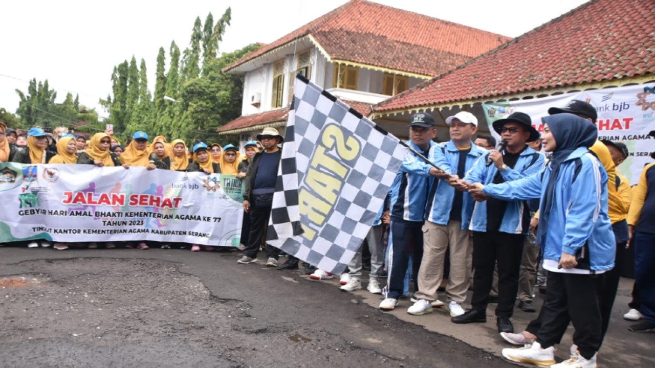 Wakil Ketua MPR Yandri Susanto bersama jajaran Kementerian Agama Provinsi Banten melepas peserta jalan sehat Hari Amal Bakti Kementerian Agama Ke-77/Dok MPR